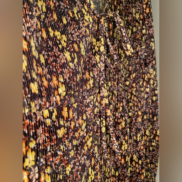 ASOS DESIGN Curve midi plisse v neck long sleeve dress in ditsy floral - Picture 7 of 7